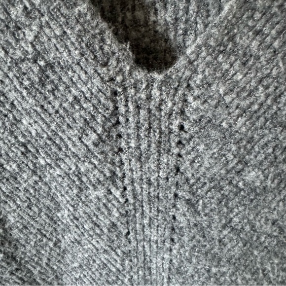 Fashion on Earth Women’s Gray Knit Sweater Size Small V-Neck High-Low Pullover - Picture 4 of 4